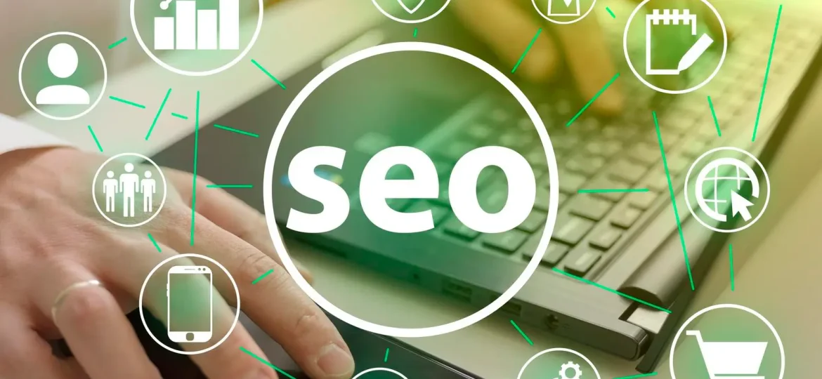Das Wort SEO als Hologramm auf einem Desktop