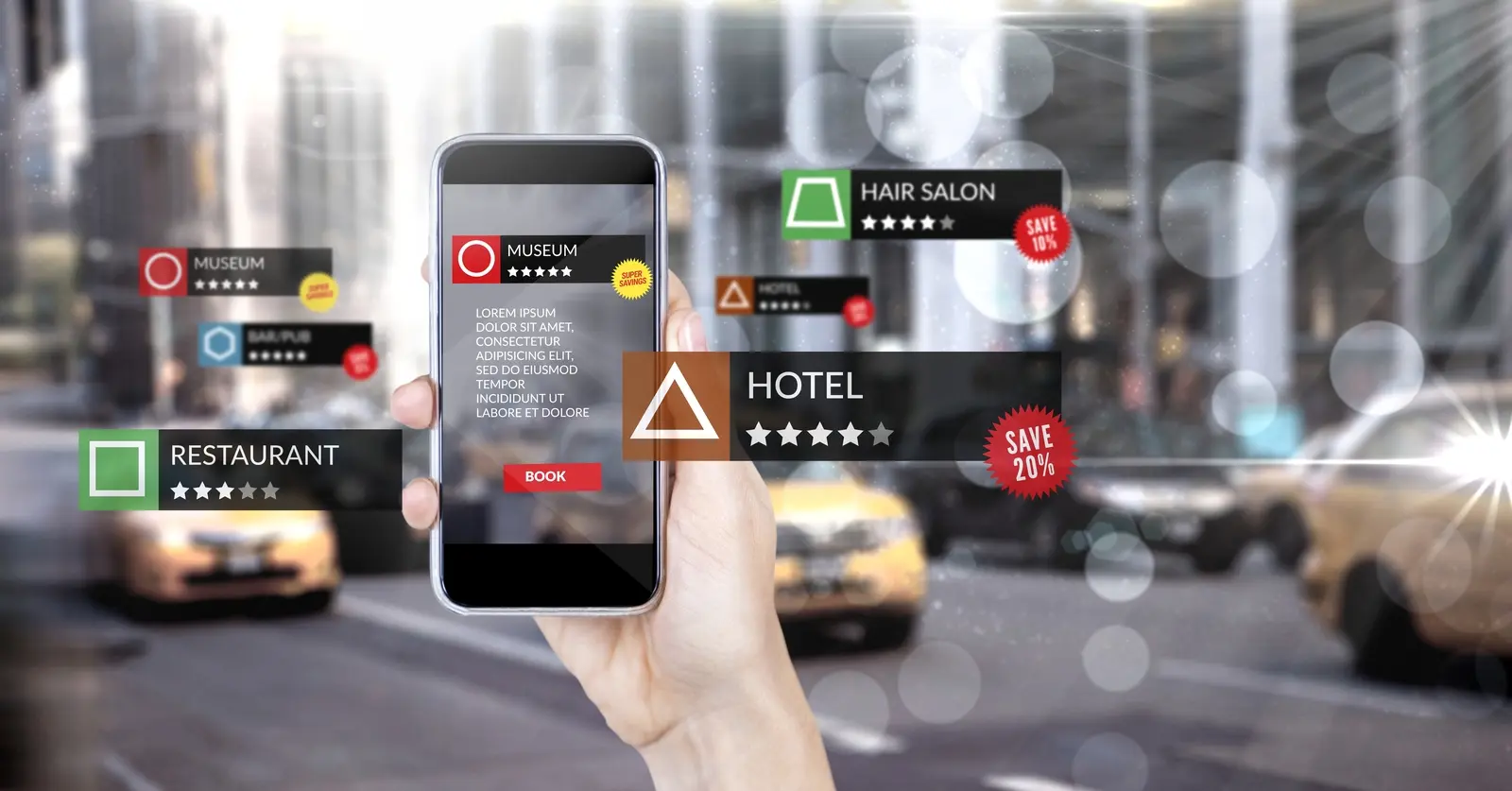 Eine Hand hält ein Smartphone, auf dem Augmented-Reality-Navigationssymbole für verschiedene Dienste wie Hotels und Restaurants vor einem unscharfen Stadtstraßenhintergrund angezeigt werden.
