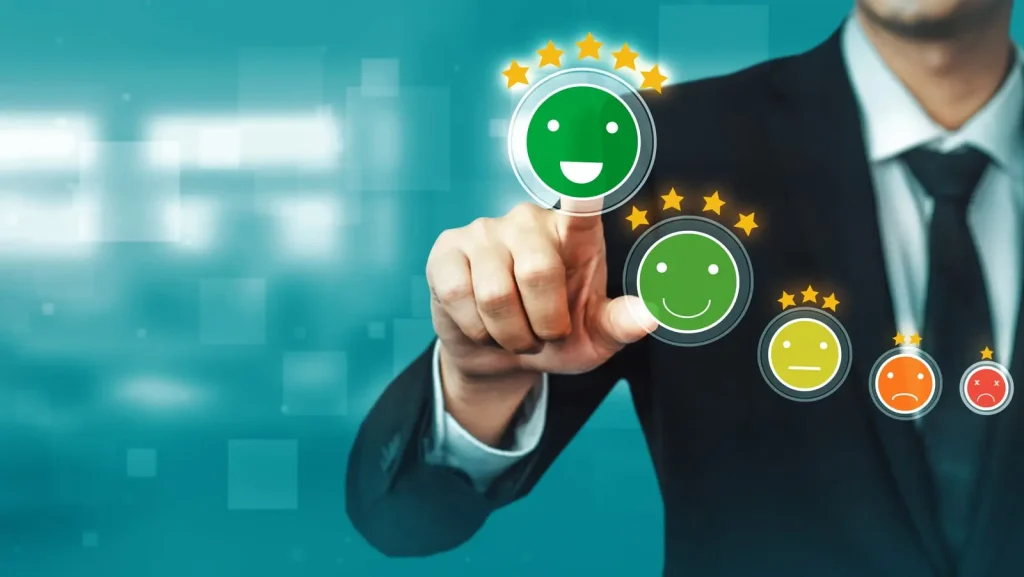 Eine Person im Anzug interagiert mit einer digitalen Schnittstelle, die eine Zufriedenheitsskala von „sehr glücklich“ bis „sehr unglücklich“ anzeigt, wobei das Symbol für die glücklichste Person hervorgehoben wird.