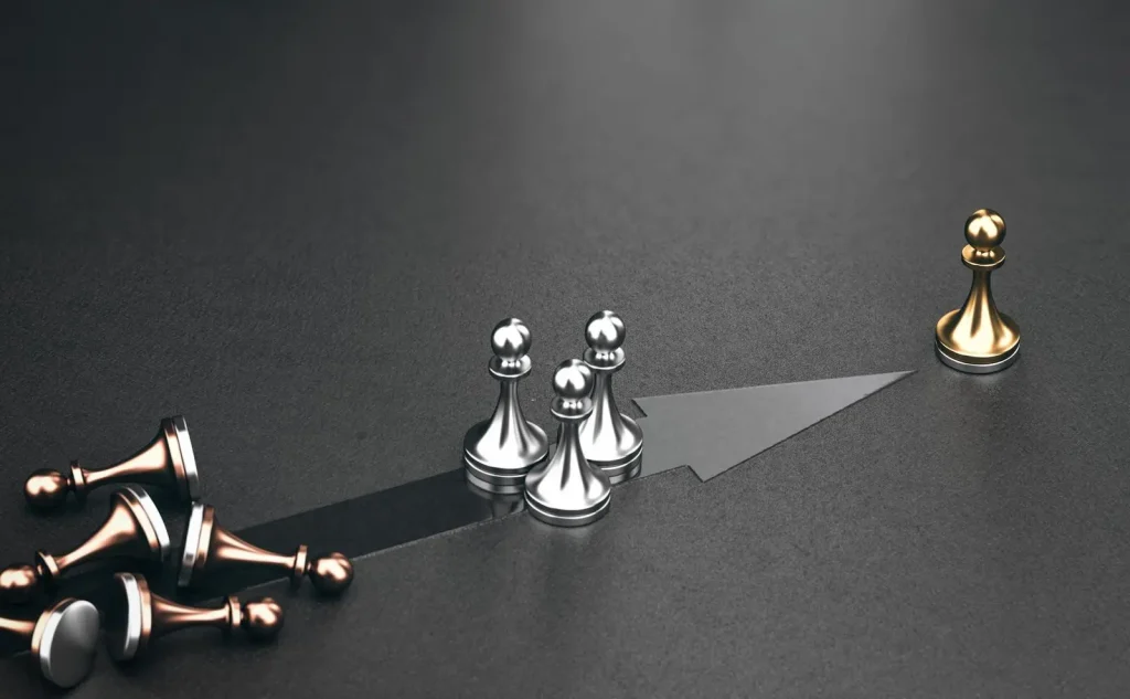 Ein goldener Bauer liegt vor silbernen Bauern, die einem nach oben gerichteten Pfeil folgen. Gefallene Bauer liegen seitlich auf einer dunklen Fläche.