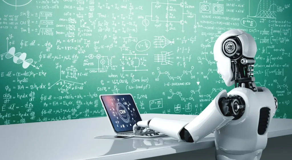 Ein humanoider Roboter arbeitet an einem Laptop vor einer Tafel voller komplexer mathematischer Gleichungen.