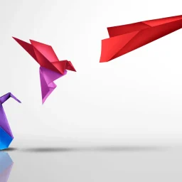 Drei farbenfrohe Origami-Figuren - ein blauer Schwan, ein lila-rosa Vogel und ein rotes Papierflugzeug - sind vor einem schlichten weißen Hintergrund zu sehen.